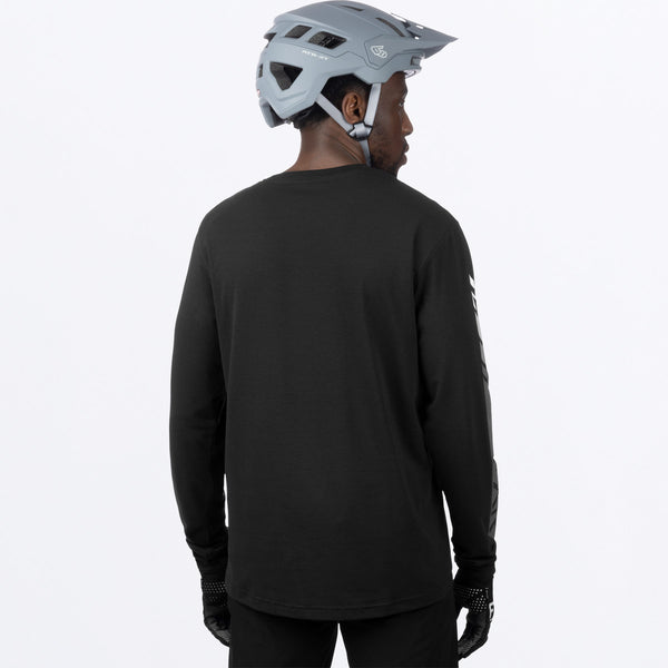 MHeliumTechLongsleeve_Jersey_BlackWhite_SKU_231360-_1001_Extra